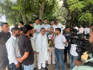 दिल्ली में ‘वोट चोरी’ के मुद्दे पर कांग्रेस का प्रदर्शन, विधायक बलवान सिंह दौलतपुरिया ने उठाई लोकतंत्र और मताधिकार की आवाज 3 FB IMG 1791890153814