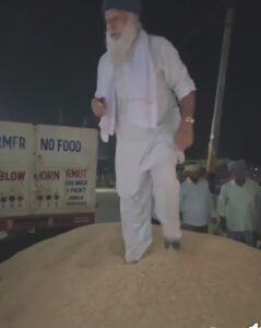 असंध में किसान का फूटा गुस्सा! सड़क के बीच खाली कर दी जीरी की ट्रॉली, धान खरीद में देरी से किसान परेशान 3 IMG 20261010 073721